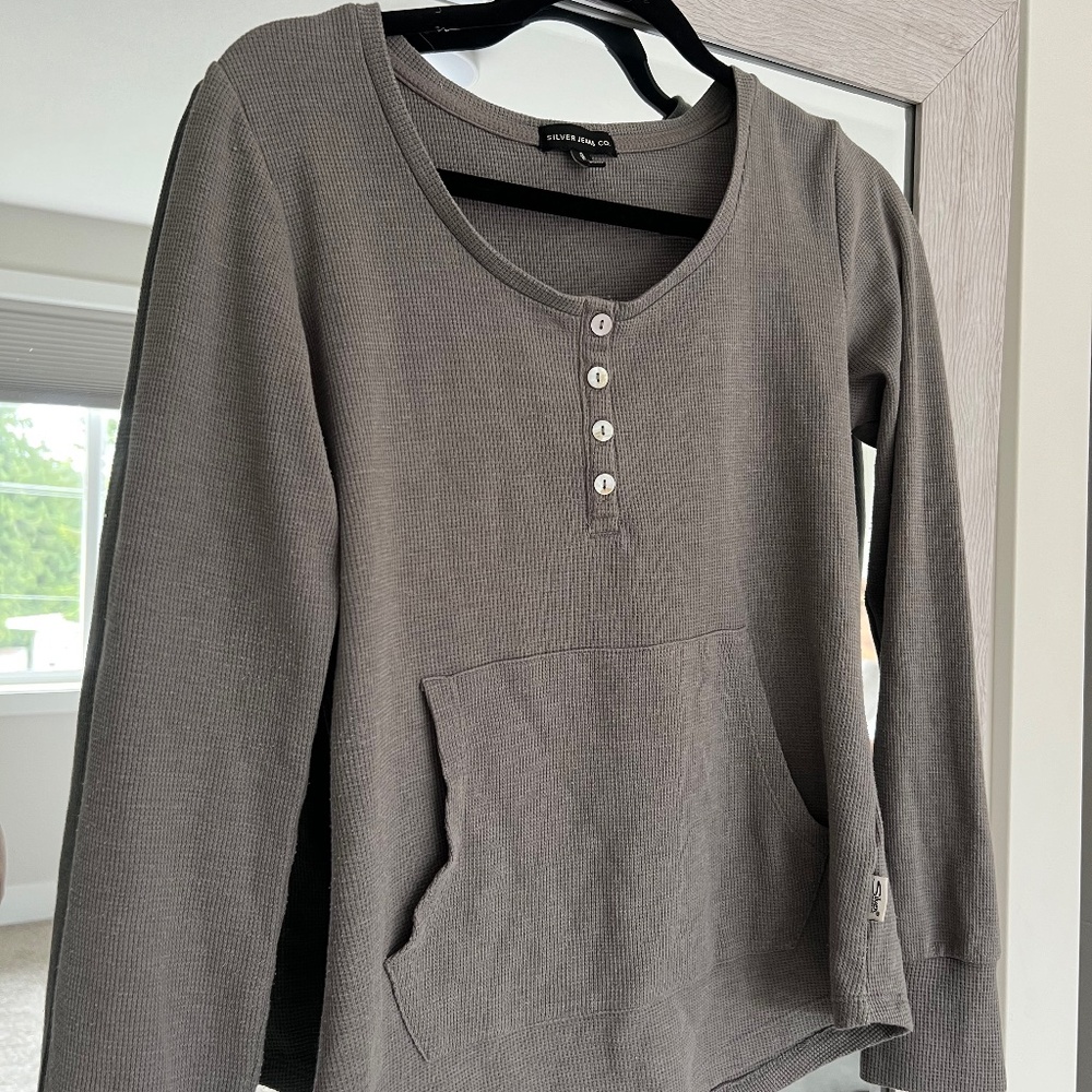 Silver Jeans grey waffle long sleeve, front pouch pocket, small